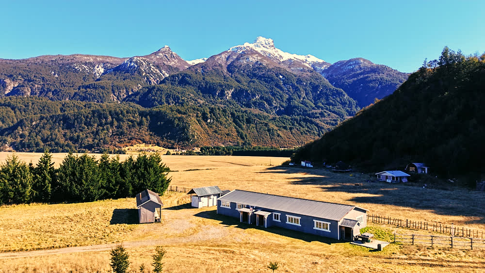 Vista aérea del Fundo La Pampita con el cerro nevado de fondo, Manihuales, Aysén